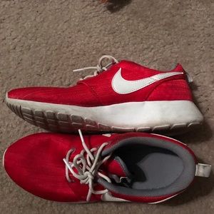 Nike roshe size youth 6.5 red